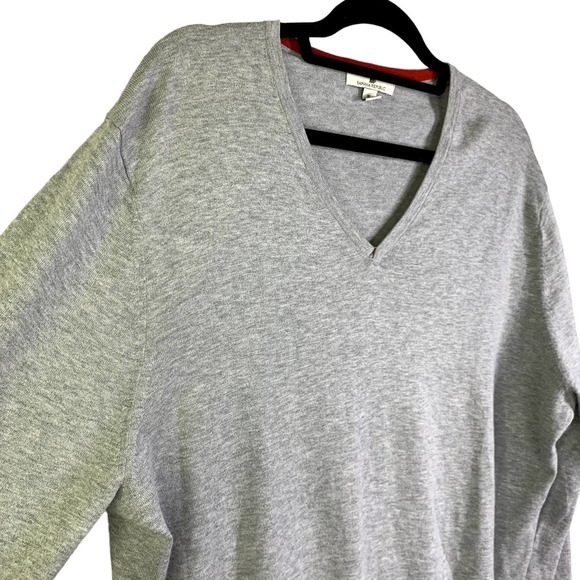 BANANA REPUBLIC Gray‎ V-Neck Pullover Sweater - Picture 3 of 11